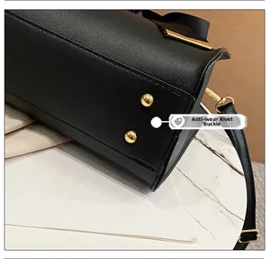 Vue détaillée du fond du sac en cuir noir avec des rivets de protection dorés