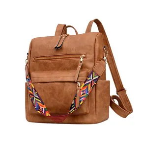 Détail du sac à dos marron en similicuir avec bandoulière tissée arc-en-ciel bohème