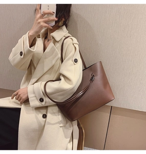 Gros plan sur le sac cabas en cuir marron avec de longues anses et une texture fine