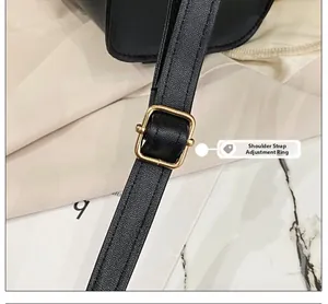 Détail de la bandoulière réglable en similicuir noir grainé avec boucle dorée