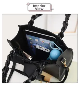Vue de dessus du sac à main noir montrant la grande capacité intérieure pour une tablette