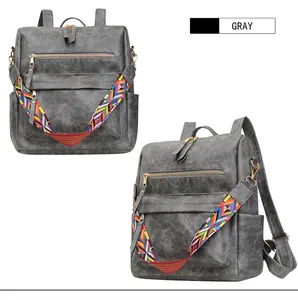 Détail du sac à dos en similicuir gris avec bandoulière tissée aux motifs géométriques
