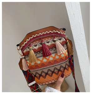 Borsa a secchiello in maglia bohémien con motivi geometrici colorati e nappe decor