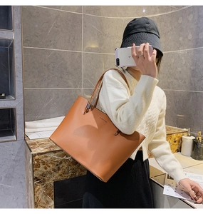 Grand sac cabas marron en cuir mat avec imprimé FASHION porté à l'épaule