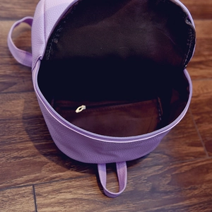Mini Lavendel Kinderrucksack aus PU-Leder mit Litschi-Textur und Reißverschluss-Innentasche