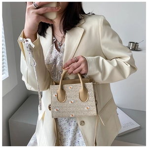 Sac bandoulière en paille avec broderie marguerite et lanières en cuir de qualité