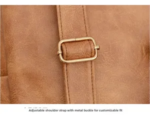Détail de la sangle réglable avec boucle dorée sur le sac à dos en cuir marron grainé