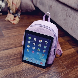 Mini-Rucksack aus PU-Leder in Lavendel mit iPad zum Größenvergleich auf Holzboden