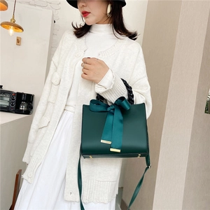 Sac à main vert forêt pour femme avec grand nœud en satin et poignées tressées