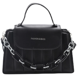 Borsa a tracolla trapuntata in PU nero con catena e scritta Fashion su sfondo bianco