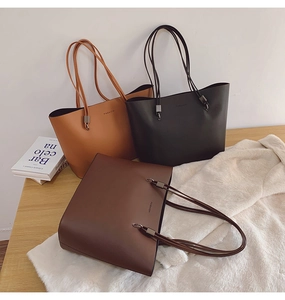 Détail de sacs cabas en camel, noir et café avec texte FASHION gaufré élégant