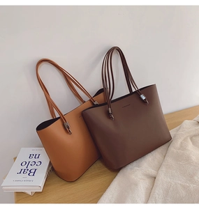 Gros plan de sacs cabas en similicuir caramel et marron foncé avec quatre fines bandoulières
