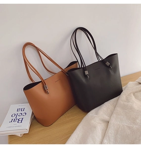 Détail de sacs fourre-tout minimalistes en similicuir noir et marron avec logo FASHION