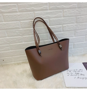 Vue détaillée du grand sac cabas en cuir mat marron avec de fines bandoulières