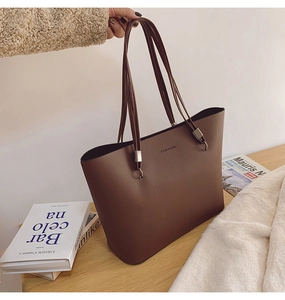 Détail du sac cabas marron foncé avec lettrage FASHION et anneaux de sangle métalliques