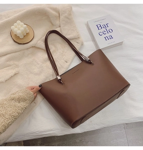 Vue détaillée du sac cabas en cuir marron avec lettrage FASHION et clous en métal