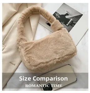 Comparaison de taille du sac à main en peluche beige avec un smartphone et une veste