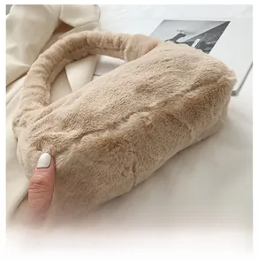 Vue détaillée de la texture en peluche douce et du coin latéral du sac en fausse fourrure