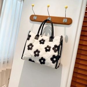 Detail van de zachte bloemen tote bag met imitatiebont textuur en zwarte lederen hengsels