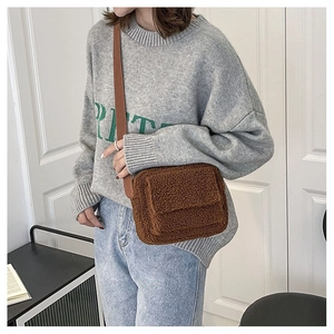 Vue détaillée du sac bandoulière en peau de mouton marron avec sangle réglable