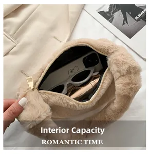 Intérieur de sac à main en peluche beige montrant le rangement pour accessoires
