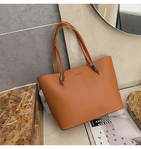 Détail du sac cabas marron avec logo FASHION sur marbre pour les déplacements quotidiens