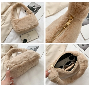 Détail du sac à bandoulière en peluche beige montrant la texture douce et le zip doré