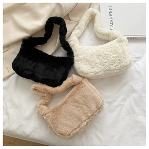 Sacs à main en fausse fourrure noire, blanche et kaki présentés avec des accessoires mode