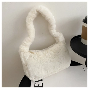 Vue détaillée de la texture douce en fausse fourrure blanche du sac porté épaule chic