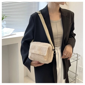 Détail du sac à bandoulière en peau de mouton crème avec sangle en toile réglable