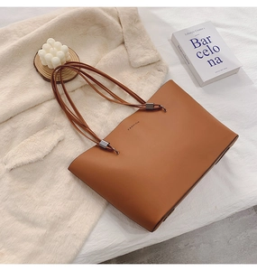 Sac cabas marron avec logo Fashion sur peluche douce et éclairage à la bougie