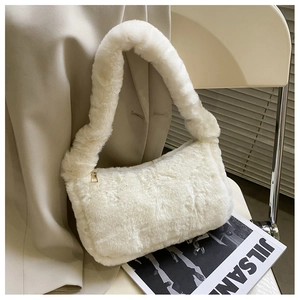 Détail d'un sac à bandoulière en fausse fourrure blanche avec fermeture éclair en métal doré