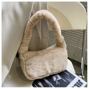 Gros plan d'un sac sous les aisselles en peluche beige dans un décor de style de vie