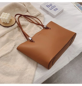 Détail du cabas en cuir PU caramel avec inscription Fashion et fines bandoulières doubles