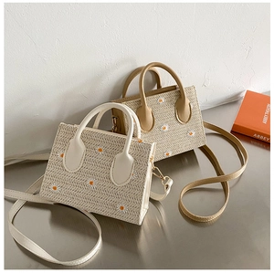 Détail du sac cabas en paille avec broderie marguerite et double bandoulière