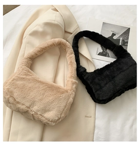 Gros plan détaillé des sacs à bandoulière en peluche kaki et noirs sur un blazer neutre