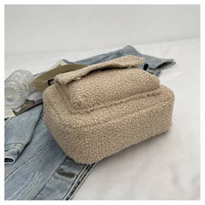 Détail du sac à bandoulière en sherpa beige avec rabat magnétique et sangle réglable