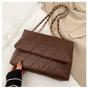 Détail du sac matelassé marron foncé avec coutures triangulaires et bandoulière