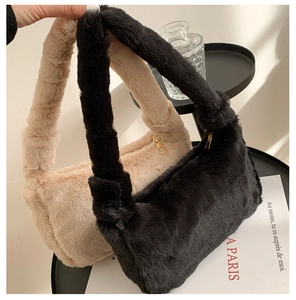 Détail de sacs bandoulière en fausse fourrure pelucheuse beige et noire avec zips dorés