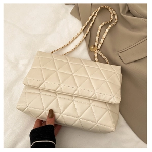 Détail du sac bandoulière en similicuir matelassé blanc cassé avec chaîne dorée