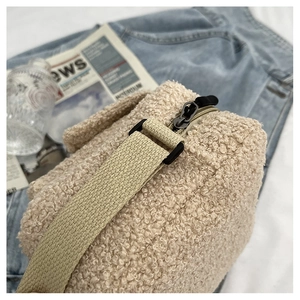 Détail du sac bandoulière en laine d'agneau blanc cassé avec sangle et fermeture éclair