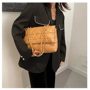 Détail du sac bandoulière en cuir PU matelassé caramel avec bandoulière chaîne dorée