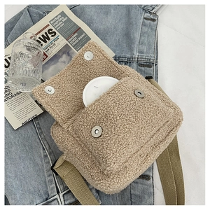 Détail du sac bandoulière en peau de mouton montrant le fermoir magnétique et la sangle