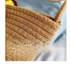 Gros plan d'un sac seau en paille tissé à la main montrant la texture des fibres naturelles