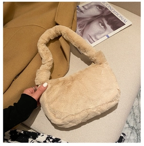 Vue détaillée du sac sous le bras en fausse fourrure beige sur fond neutre