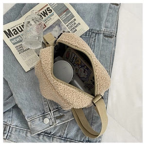 Détail de la sacoche beige en polaire teddy montrant le compartiment intérieur