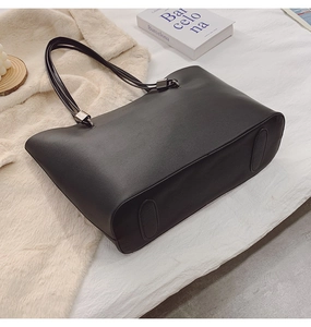 Vue détaillée du grand sac cabas en cuir noir avec fond renforcé et coutures précises