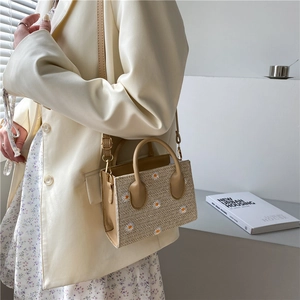 Sac cabas en paille avec broderie marguerite, poignées en cuir marron et bandoulière