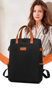 Detail des wasserdichten Oxford-Rucksacks mit braunen Ledergriffen und Seitentasche