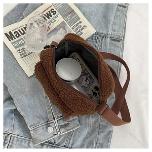 Détails intérieurs d'un sac bandoulière en polaire peluche marron avec fermeture éclair
